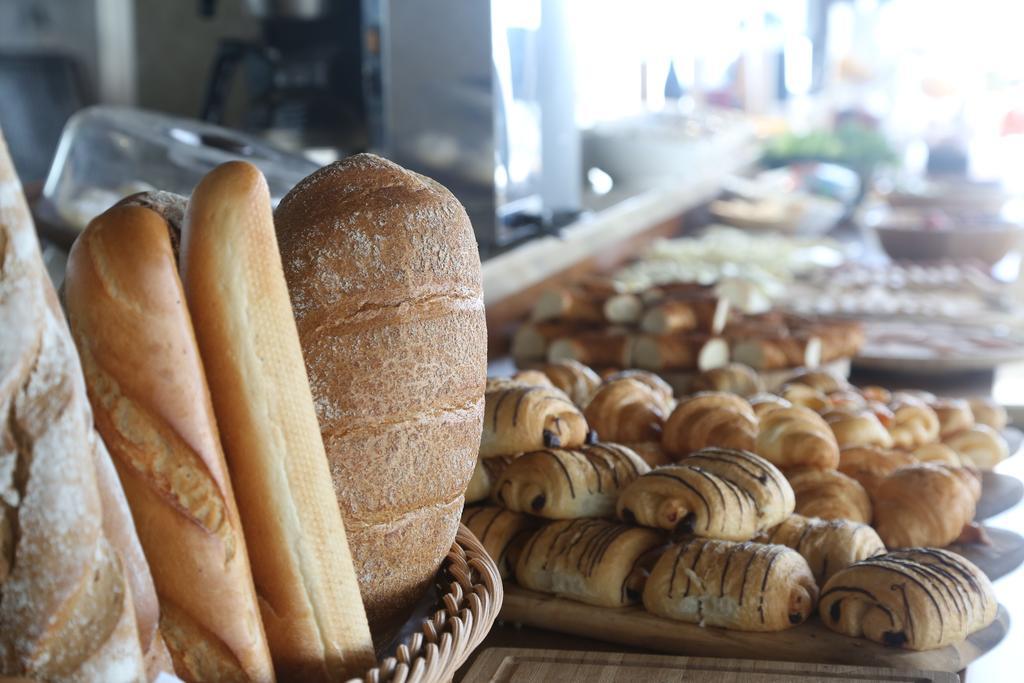 Daru Sultan Hotels Galata Истанбул Екстериор снимка Baguettes and other bread at a bakery in Paris