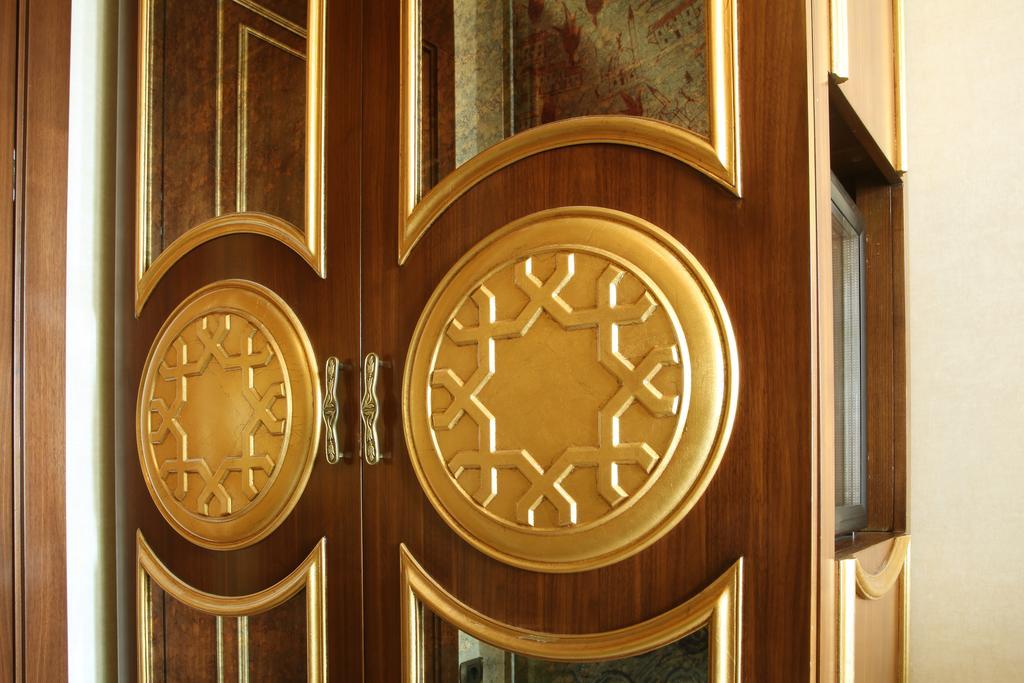 Daru Sultan Hotels Galata Истанбул Екстериор снимка The Star of David on the door of a synagogue